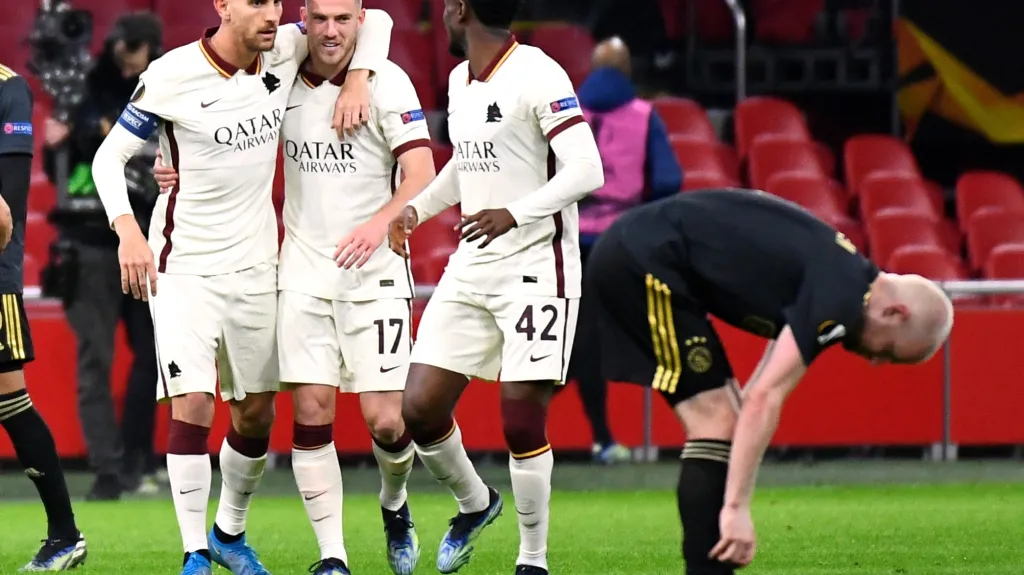 Fotbalisté AS Řím slaví gól proti Ajaxu
