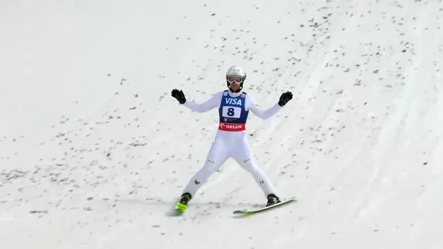 Skoky Romana Koudelky v obou kolech na velkém můstku ve Wisle