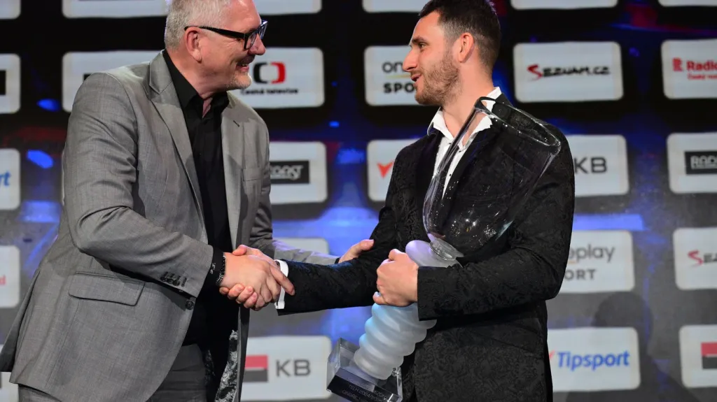 Ondřej Beránek přebírá cenu pro Hokejistu sezony