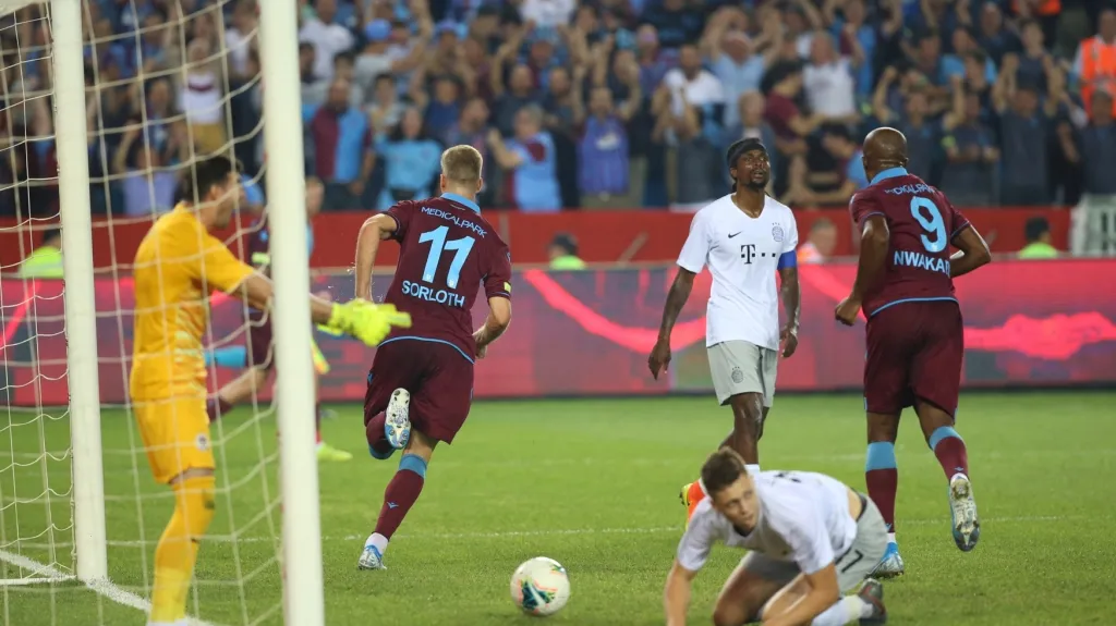 Fotbalisté Trabzonsporu slaví gól v síti Sparty