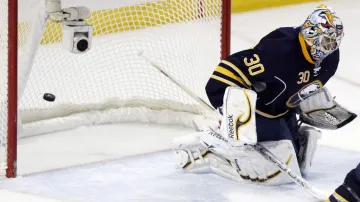 Brankář Buffala Ryan Miller inkasuje
