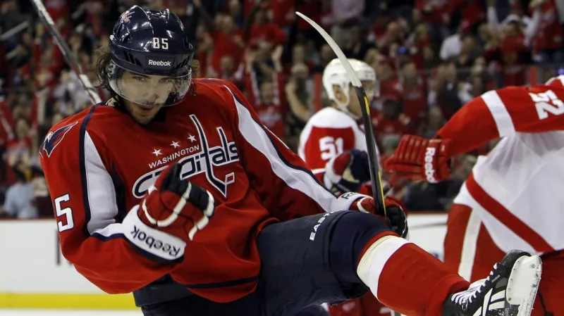 Mathieu Perreault oslavuje svůj gól