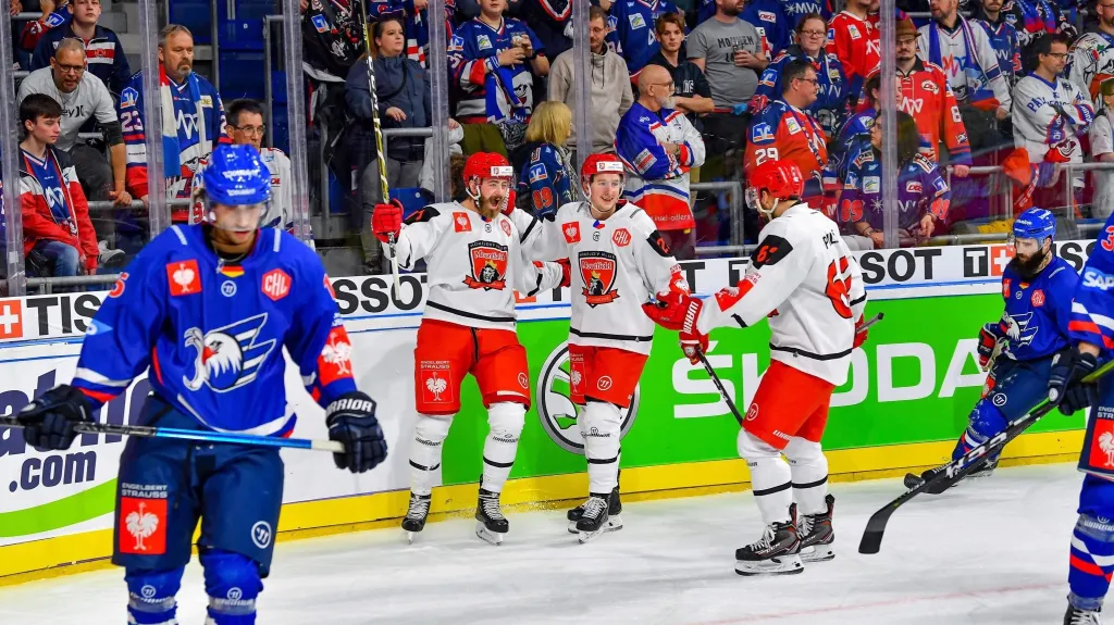 Hokejisté Hradce Králové se radují z branky v Mannheimu