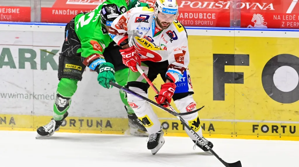 Robert Kousal si chrání puk v utkání s Mladou Boleslaví