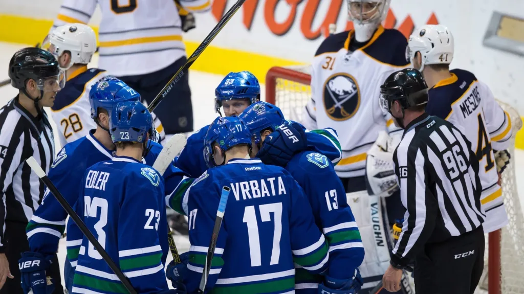 Radim Vrbata slaví se svými spoluhráči z Vancouveru gól v síti Buffala