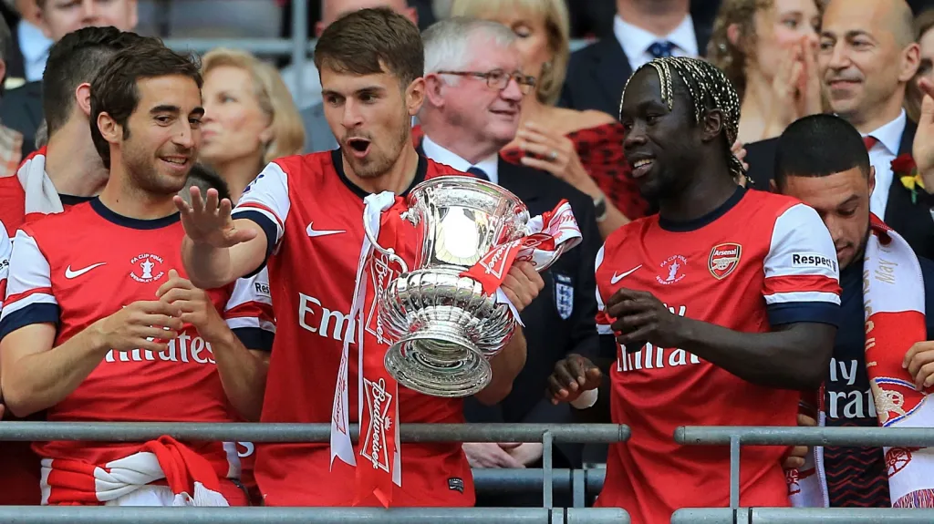 Aaron Ramsey se raduje se spoluhráči ze zisku FA Cupu