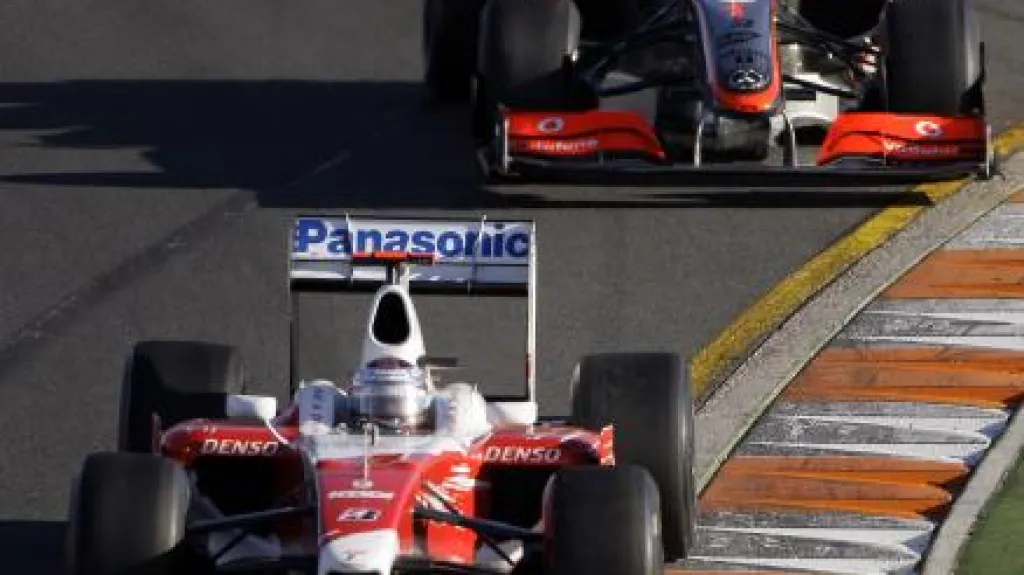 Jarno Trulli a Lewis Hamilton