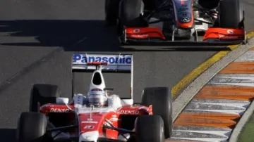 Jarno Trulli a Lewis Hamilton