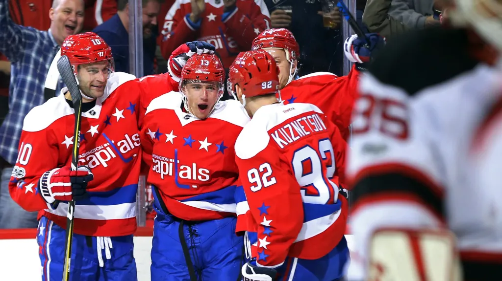 Jakub Vrána uprostřed se raduje z gólu se spoluhráči z Washingtonu