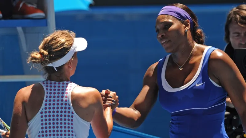 Barbora Záhlavová-Strýcová gratuluje Sereně Williamsové