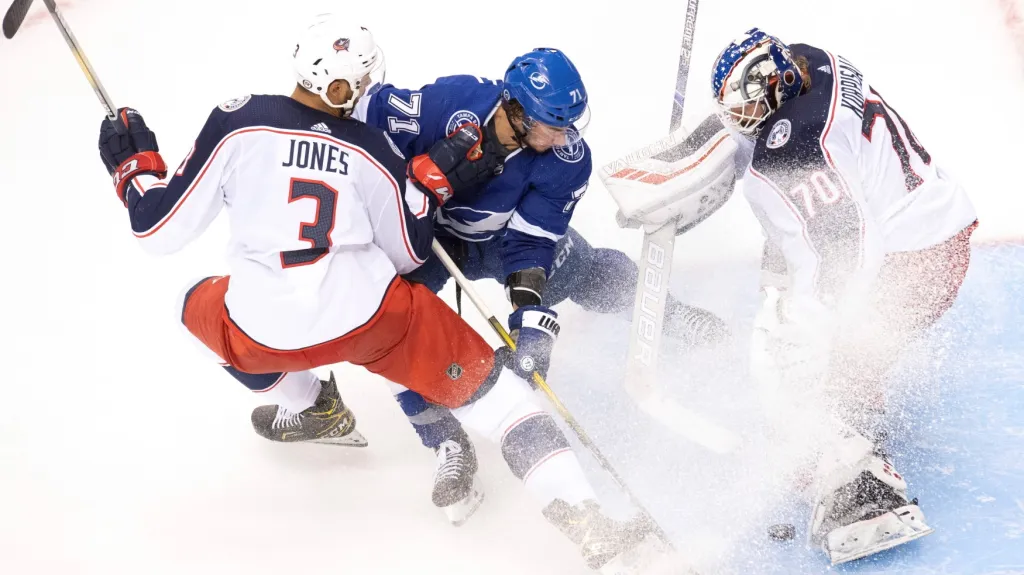 Anthony Cirelli z Tampy Bay v šanci před brankou Columbusu