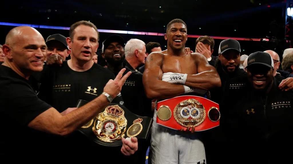 Anthony Joshua slaví se svým týmem vítězství nad Vladimirem Kličkem