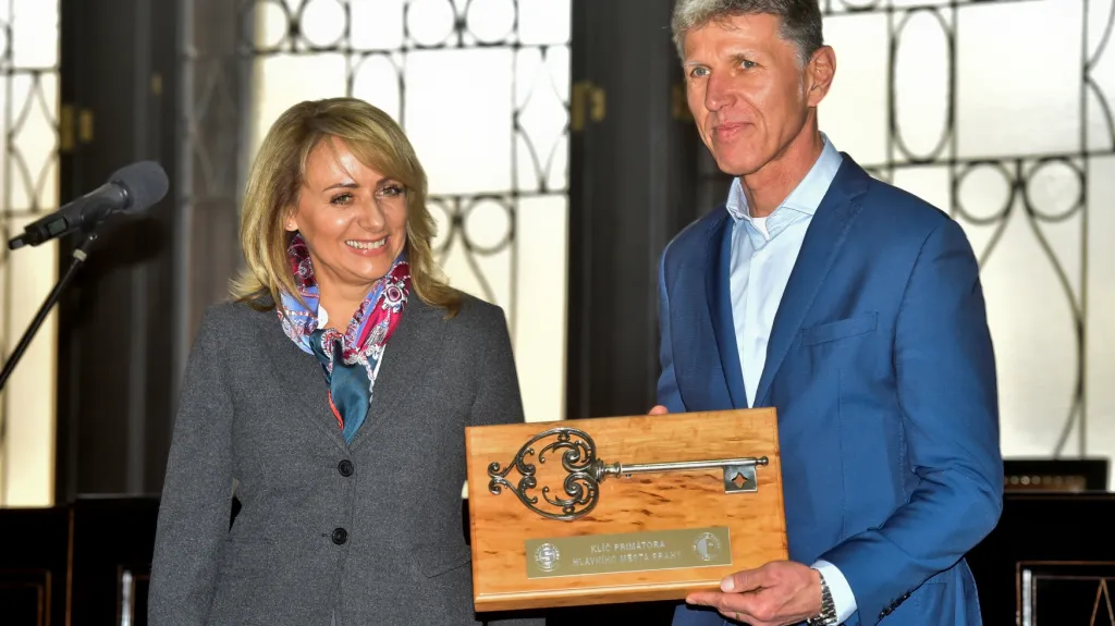 Trenér Jaroslav Šilhavý pózuje se symbolickým klíčem od Prahy