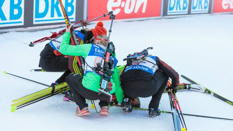 Sestřih závodu ženských štafet v Hochfilzenu