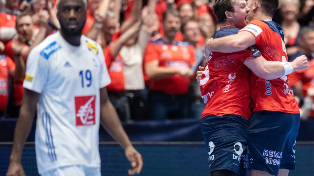 Házenkáři Norska (vpravo) se radují po vítězství nad Francií v utkání ME