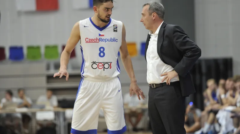 Tomáš Satoranský v rozmluvě s trenérem Ronenem Ginzburgem