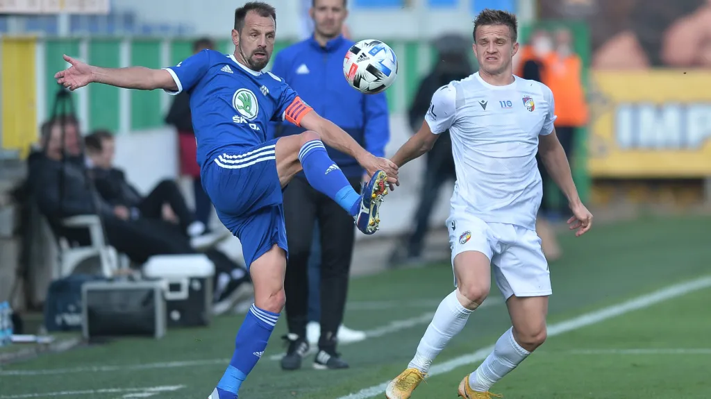 Matek Matějovský z Mladé Boleslavi odehrává míč před Janem Kopicem z Plzně