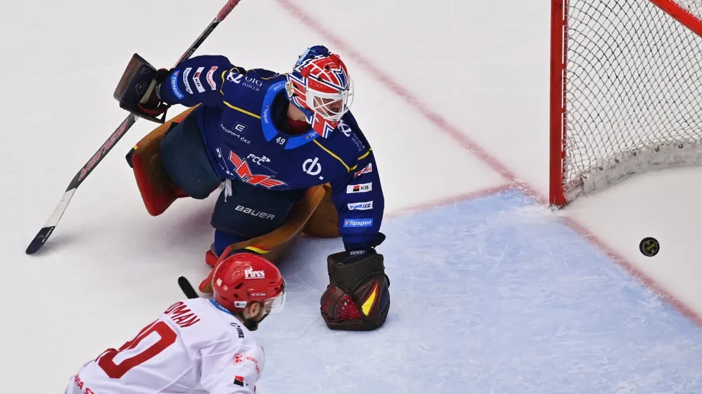 Miloš Roman z Třince střílí gól do sítě Českých Budějovic