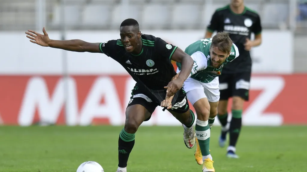 Ibrahim Keita v souboji s Davidem Houskou