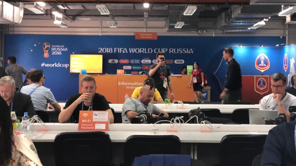 Dobrovolníci dobrovolničí třeba u informací v novinářských centrech