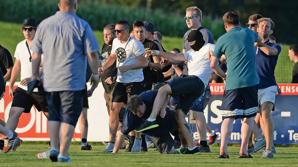 Příprava Leedsu s Frankfurtem vyvrcholila střetem radikálních příznivců