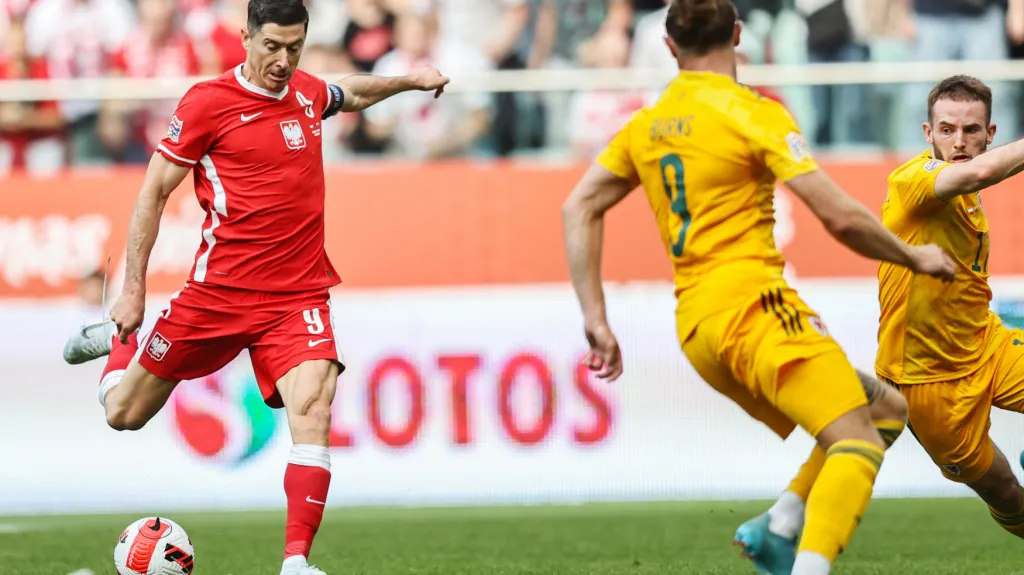 Robert Lewandowski v zápase proti Walesu
