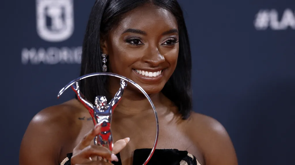 Simone Bilesová s cenou Laureus