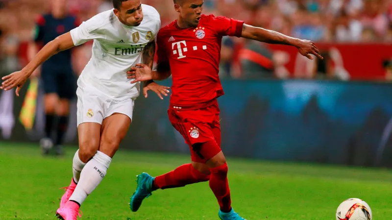 Danilo (vlevo) v souboji s Douglasem Costou