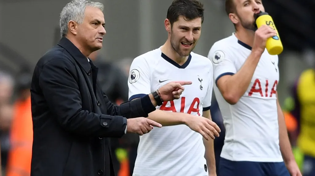 Kouč Spurs Mourinho dává instrukce Daviesovi a Kaneovi