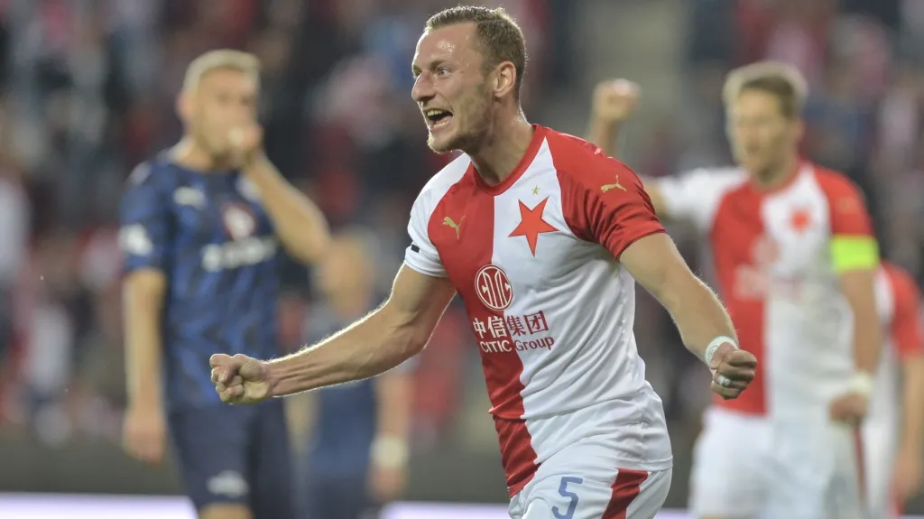Vladimír Coufal ze Slavie slaví gól v síti Slovácka