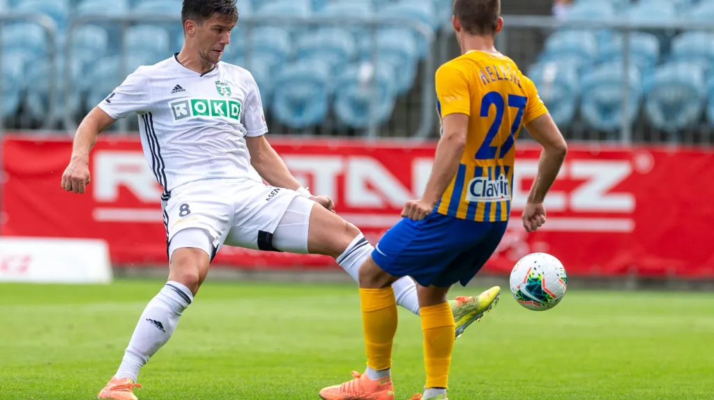 Zleva Vojtěch Smrž z Karviné a Matěj Helešic z Opavy