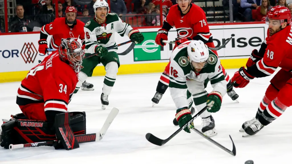 Brankář Caroliny Petr Mrázek kontroluje situace v duelu proti Minnesotě