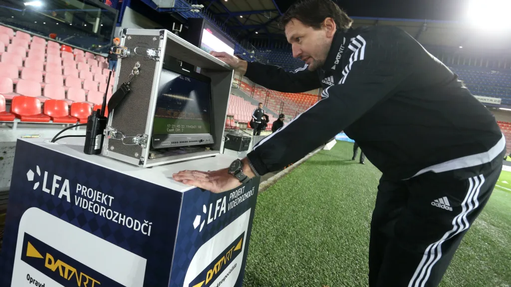 Videorozhodčí Roman Hrubeš a zařízení vedle hrací plochy
