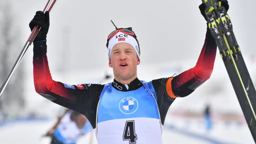 Tarjei Bö se raduje z vítězství v závodu s hromadným startem v Oberhofu