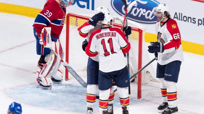 Slavící Jágr (vpravo) s Barkovem a Huberdeauem