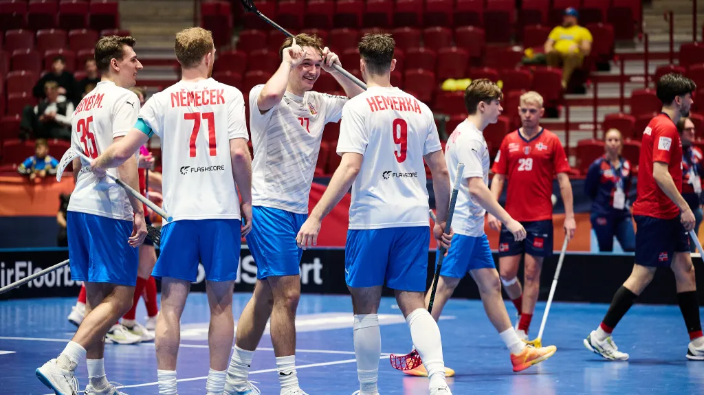 Čeští florbalisté oslavují gól v síti Norska