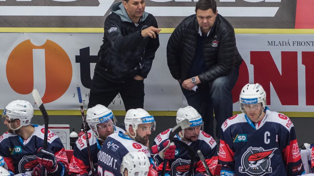 Jan Šťastný (vpravo) s Vladimírem Růžičkou na lavičce Chomutova