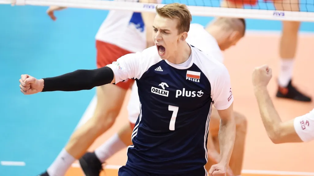 Polský volejbalista Artur Szalpuk v utkání proti Srbsku