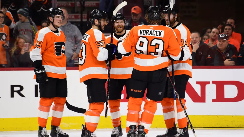 Hokejisté Philadelphie se radují z gólu