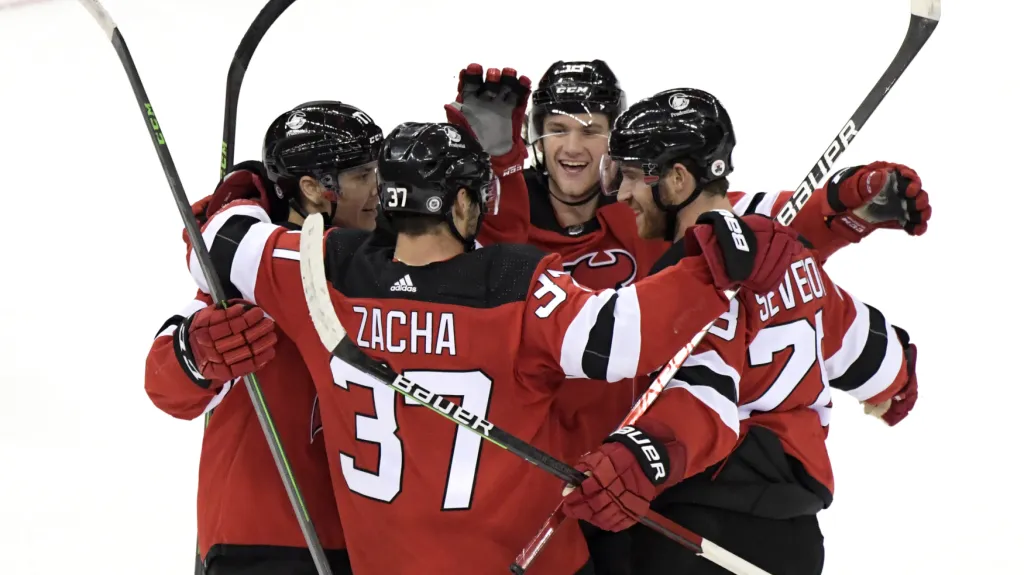 Pavel Zacha slaví gól se spoluhráči z New Jersey