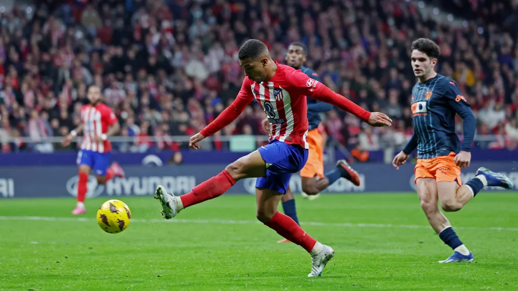 Samuel Lino dává gól Atlética Madrid v utkání s Valencií