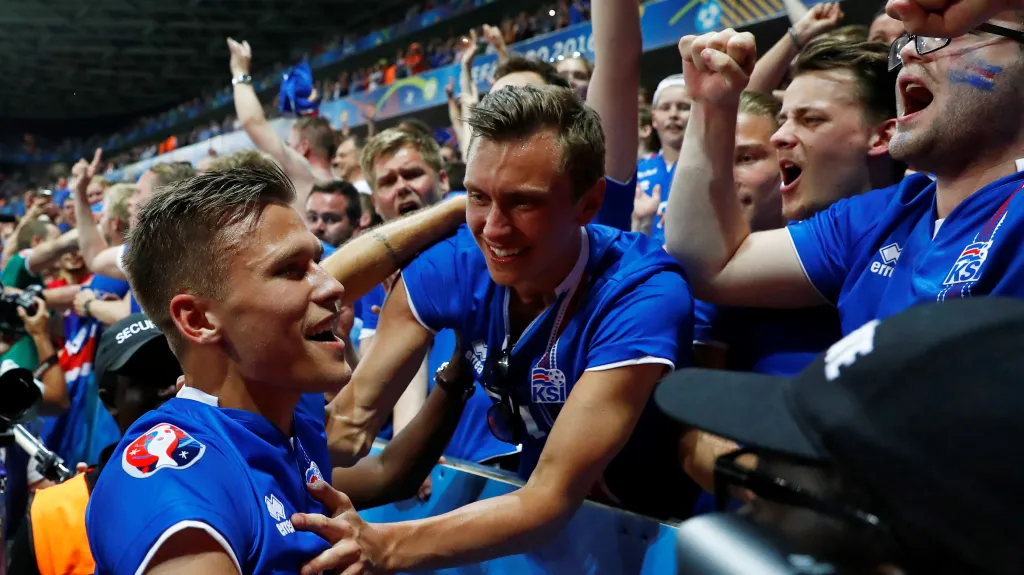 Slavící Arnor Ingvi Traustason s fanoušky