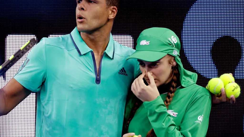 Jo-Wilfried Tsonga se na Australian Open stará o otřesenou sběračku míčků