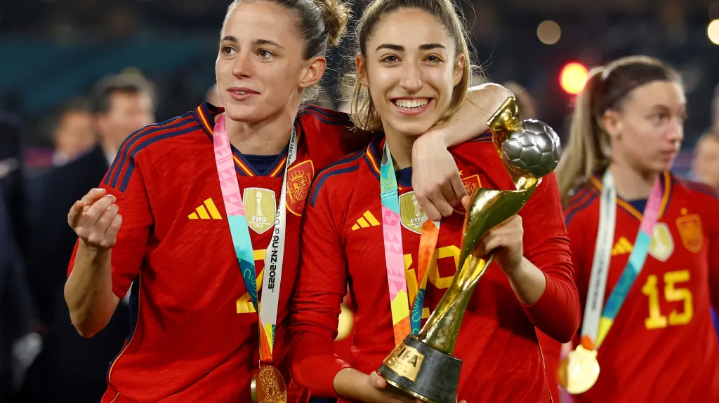 Španělské fotbalistky s trofejí po vítězství na mistrovství světa