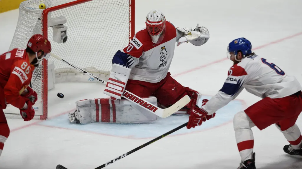 Český brankář Šimon Hrubec v utkání s Ruskem