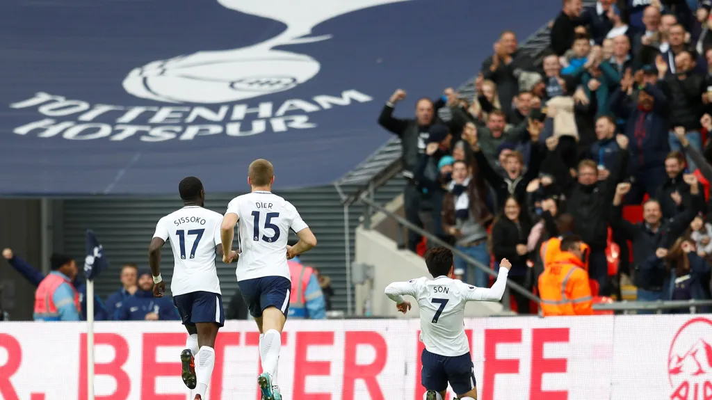 Son Heung-Min (číslo 7) se raduje z gólu