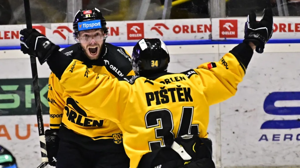 Matúš Sukeľ z Litvínova se raduje s Theodorem Pištěkem