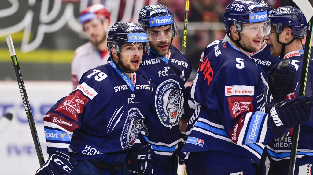 Liberecký útočník Libor Hudáček slaví se spoluhráči gól