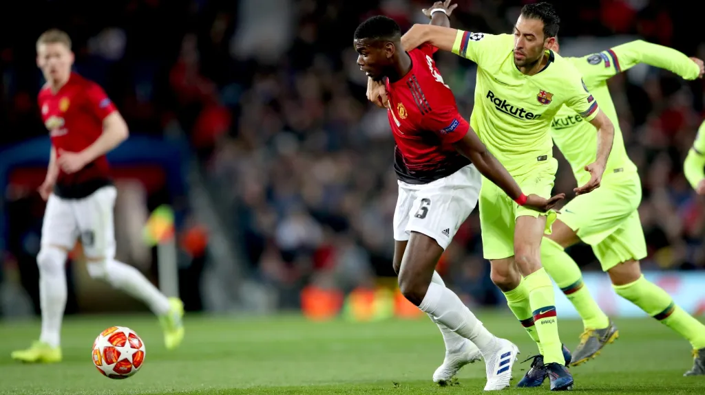 Sergio Busquets (vpravo) a Paul Pogba