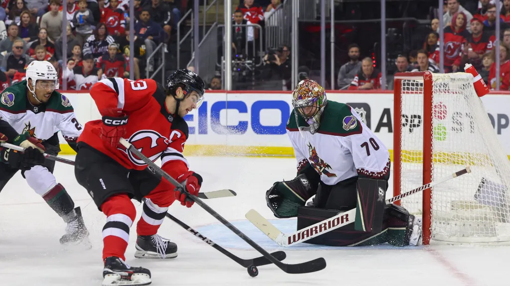 Karel Vejmelka z Arizony (vpravo) v akci během utkání NHL